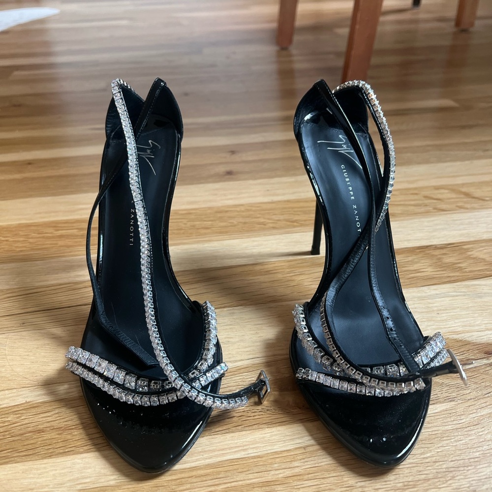 Giuseppe Zanotti - Patent Leather Crystal Embellishments Sandals